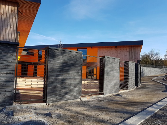 Maison de quartier à Villefontaine (38) / Agence Loup Ménigoz à Chambéry (73) : 1.200 m² de Briques BlocStar Am90 anthracites dont 3/4 en parement lisse et 1/4 en par parement Clivé)