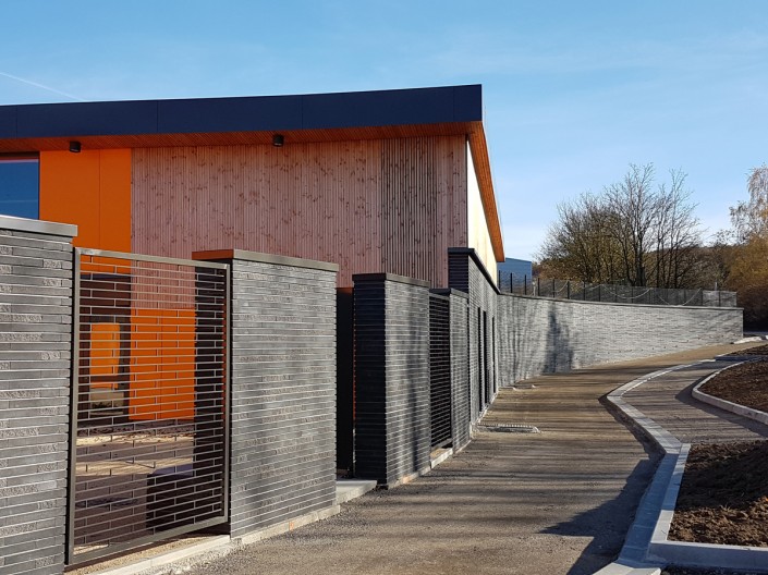 Maison de quartier à Villefontaine (38) / Agence Loup Ménigoz à Chambéry (73) : 1.200 m² de Briques BlocStar Am90 anthracites dont 3/4 en parement lisse et 1/4 en par parement Clivé)