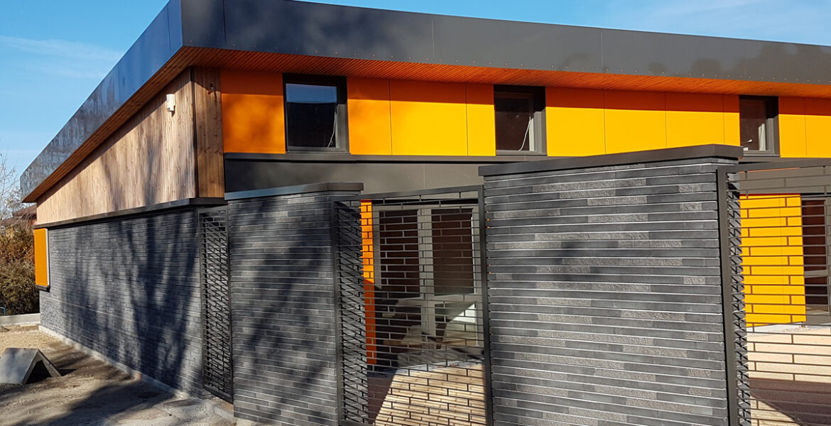 Maison de quartier à Villefontaine (38) / Agence Loup Ménigoz à Chambéry (73) : 1.200 m² de Briques BlocStar Am90 anthracites dont 3/4 en parement lisse et 1/4 en par parement Clivé)