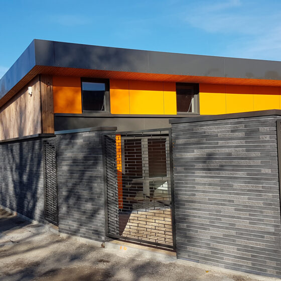 Maison de quartier à Villefontaine (38) / Agence Loup Ménigoz à Chambéry (73) : 1.200 m² de Briques BlocStar Am90 anthracites dont 3/4 en parement lisse et 1/4 en par parement Clivé)