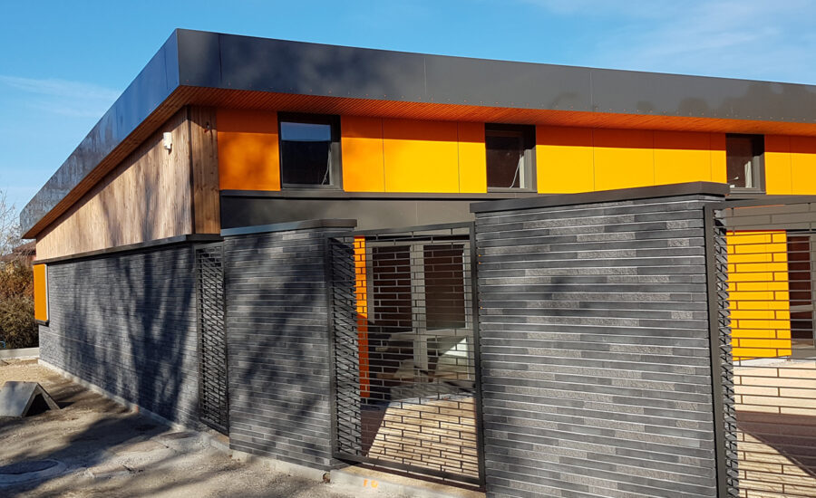 Maison de quartier à Villefontaine (38) / Agence Loup Ménigoz à Chambéry (73) : 1.200 m² de Briques BlocStar Am90 anthracites dont 3/4 en parement lisse et 1/4 en par parement Clivé)