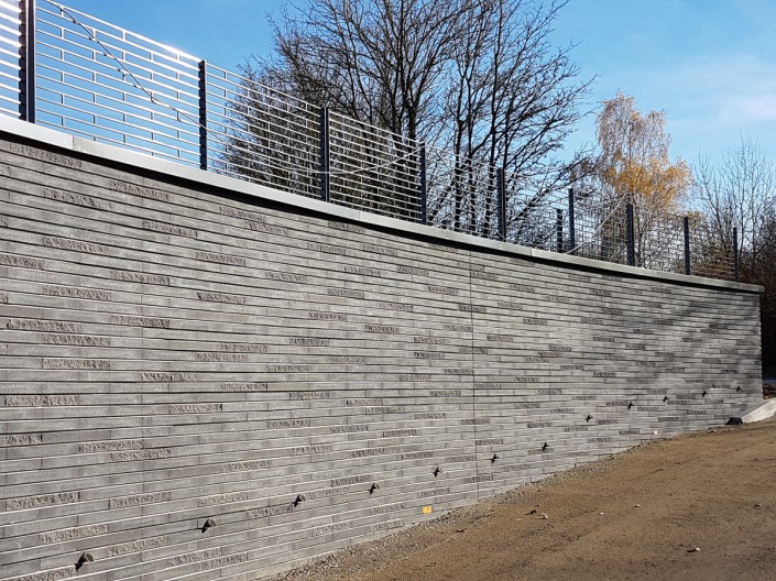 Maison de quartier à Villefontaine (38) / Agence Loup Ménigoz à Chambéry (73) : 1.200 m² de Briques BlocStar Am90 anthracites dont 3/4 en parement lisse et 1/4 en par parement Clivé)