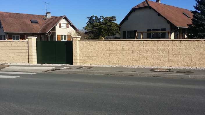 Mur de Clôture en Blocs ELCO Coffrants Parement Clivé Ton Jaune Paille