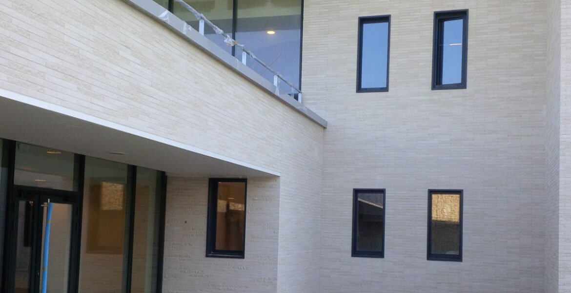 1.800 m² Briques BlocStar Am90 Parement Ton Pierre 2/3 parement lisse et 1/3 parement clivé