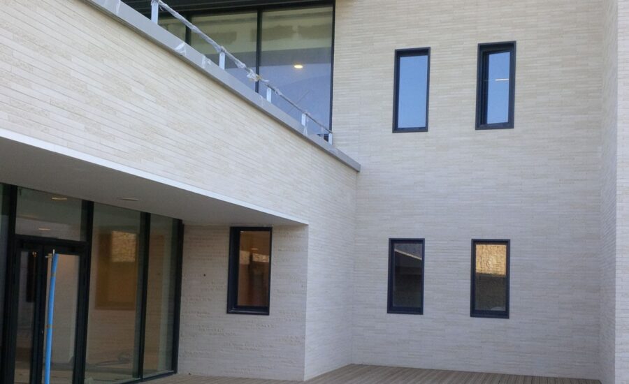 1.800 m² Briques BlocStar Am90 Parement Ton Pierre 2/3 parement lisse et 1/3 parement clivé