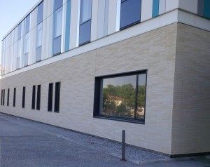 1.800 m² Briques BlocStar Am90 Parement Ton Pierre 2/3 parement lisse et 1/3 parement clivé