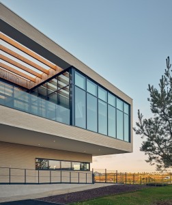 Bâtiment tertiaire à Bailly-Romainvilliers (77) : ENIA architecture à Montreuil (93100) – 7.415 m² de Briques Béton BlocStar à maçonner