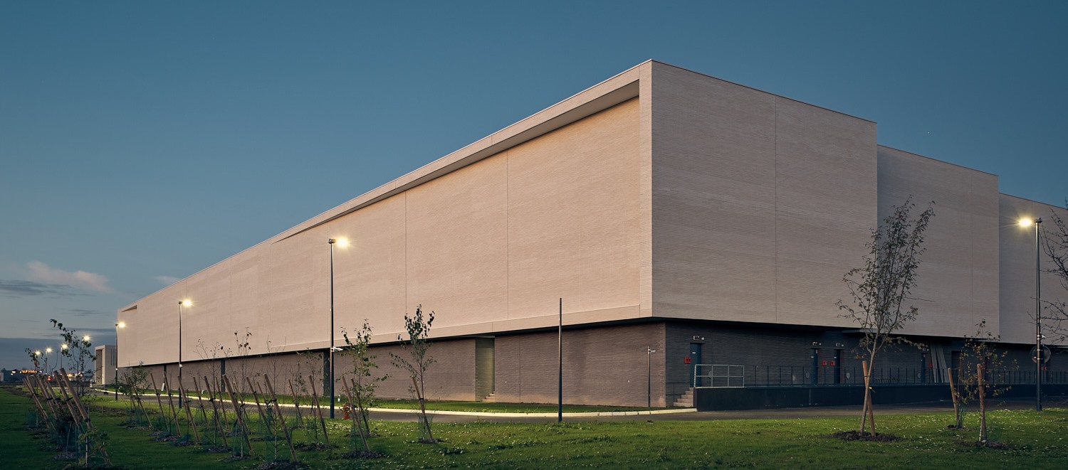 Bâtiment tertiaire à Bailly-Romainvilliers (77) : ENIA architecture à Montreuil (93100) – 7.415 m² de Briques Béton BlocStar à maçonner