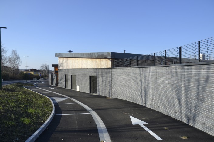 Maison de quartier à Villefontaine (38) / Agence Loup Ménigoz à Chambéry (73) : 1.200 m² de Briques BlocStar Am90 anthracites dont 3/4 en parement lisse et 1/4 en par parement Clivé)