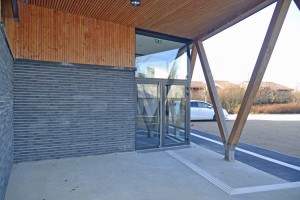 Maison de quartier à Villefontaine (38) / Agence Loup Ménigoz à Chambéry (73) : 1.200 m² de Briques BlocStar Am90 anthracites dont 3/4 en parement lisse et 1/4 en par parement Clivé)