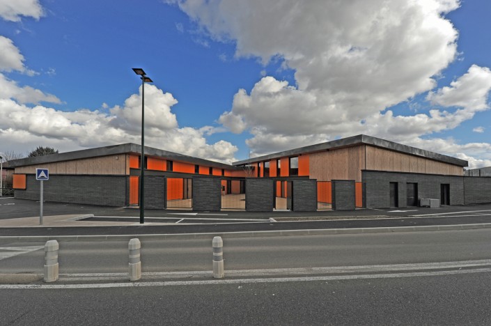Maison de quartier à Villefontaine (38) / Agence Loup Ménigoz à Chambéry (73) : 1.200 m² de Briques BlocStar Am90 anthracites dont 3/4 en parement lisse et 1/4 en par parement Clivé)