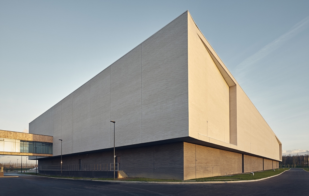 Bâtiment tertiaire à Bailly-Romainvilliers (77) : ENIA architecture à Montreuil (93100) – 7.415 m² de Briques Béton BlocStar à maçonne