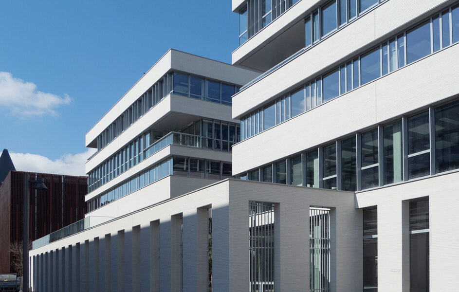 Netten Campus à Lille (59) - Lalou & Lebec Architectes (59) - Vinci Immobilier (69) - 6165 m² de briques béton BlocStar Am90