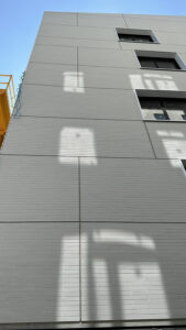 Hotel Ilot Magenta à Laval (53) - Reichen et Robert & Associés (75) - CFA Grand Ouest (35) + Nox (94) - 1400 m² de Plaquettes BlocStar Ac19