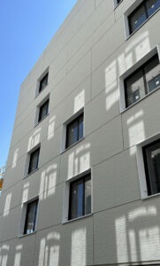 Hotel Ilot Magenta à Laval (53) - Reichen et Robert & Associés (75) - CFA Grand Ouest (35) + Nox (94) - 1400 m² de Plaquettes BlocStar Ac19