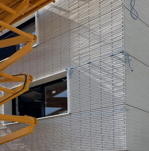 Hotel Ilot Magenta à Laval (53) - Reichen et Robert & Associés (75) - CFA Grand Ouest (35) + Nox (94) - 1400 m² de Plaquettes BlocStar Ac19