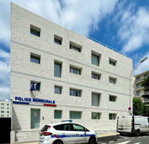 Hotel de Police Municipale de Courbevoie (92) - Anonymes Architectes (75) - Ville de Courbevoie (92) - 675 m² de Briques Béton BlocStar AmR70 & Am180 lisses et clivées