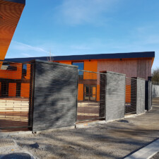Maison de quartier à Villefontaine (38) / Agence Loup Ménigoz à Chambéry (73) : 1.200 m² de Briques BlocStar Am90 anthracites dont 3/4 en parement lisse et 1/4 en par parement Clivé)