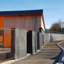 Maison de quartier à Villefontaine (38) / Agence Loup Ménigoz à Chambéry (73) : 1.200 m² de Briques BlocStar Am90 anthracites dont 3/4 en parement lisse et 1/4 en par parement Clivé)