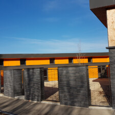 Maison de quartier à Villefontaine (38) / Agence Loup Ménigoz à Chambéry (73) : 1.200 m² de Briques BlocStar Am90 anthracites dont 3/4 en parement lisse et 1/4 en par parement Clivé)