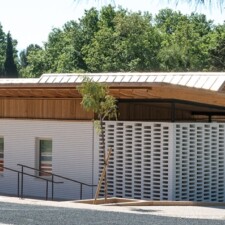 Agence Perris Perris à Roquefort-des-Corbières (11) - Pôle de la Petite Enfance à Perpignan (66) / 1.200 m² BRIQUES BlocStar As100 à montage à Sec & Briques Am180 Structurelles pour Moucharabieh de Grande Taille