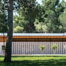 Agence Perris Perris à Roquefort-des-Corbières (11) - Pôle de la Petite Enfance à Perpignan (66) / 1.200 m² BRIQUES BlocStar As100 à montage à Sec & Briques Am180 Structurelles pour Moucharabieh de Grande Taille