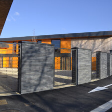 Maison de quartier à Villefontaine (38) / Agence Loup Ménigoz à Chambéry (73) : 1.200 m² de Briques BlocStar Am90 anthracites dont 3/4 en parement lisse et 1/4 en par parement Clivé)