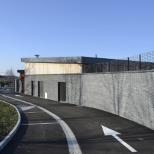 Maison de quartier à Villefontaine (38) / Agence Loup Ménigoz à Chambéry (73) : 1.200 m² de Briques BlocStar Am90 anthracites dont 3/4 en parement lisse et 1/4 en par parement Clivé)