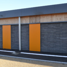 Maison de quartier à Villefontaine (38) / Agence Loup Ménigoz à Chambéry (73) : 1.200 m² de Briques BlocStar Am90 anthracites dont 3/4 en parement lisse et 1/4 en par parement Clivé)
