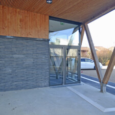 Maison de quartier à Villefontaine (38) / Agence Loup Ménigoz à Chambéry (73) : 1.200 m² de Briques BlocStar Am90 anthracites dont 3/4 en parement lisse et 1/4 en par parement Clivé)