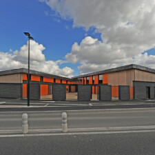 Maison de quartier à Villefontaine (38) / Agence Loup Ménigoz à Chambéry (73) : 1.200 m² de Briques BlocStar Am90 anthracites dont 3/4 en parement lisse et 1/4 en par parement Clivé)